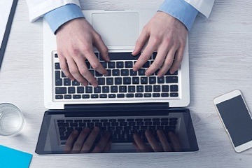Prof. Dr. Dirksen hält den Vortrag über E-Health